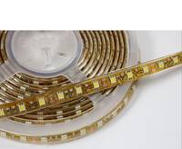 Aufgewickelte Rolle mit flexiblen LED-Streifen auf einer transparenten Spule, mit einem abgewickelten Abschnitt auf weißem Hintergrund.