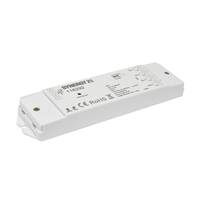 Weißes rechteckiges elektronisches Steuergerät oder LED-Treibermodul mit gedruckten Spezifikationen und Befestigungslöchern auf neutralem Hintergrund
