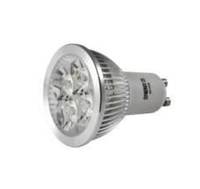 Eine LED-Spotlightlampe mit silbernem Reflektor und GU10-Sockel auf weißem Hintergrund.