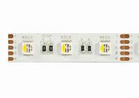 Weißes LED-Streifensegment mit Kupferkontaktpads und kleine beschriftete elektronische Komponenten auf weißem Untergrund.