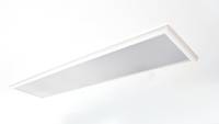 Ein rechteckiges, bündiger Deckenleuchten-Panel, das in einer minimalistischen Deckengestaltung sanft weiß leuchtet.