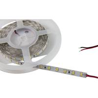 Eine Rolle weißes LED-Streifenlicht mit freiliegenden roten und schwarzen Drähten, teilweise auf weißem Hintergrund abgewickelt.