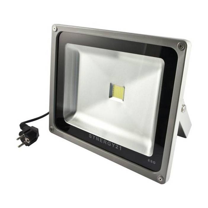 Schwarz-silberne LED-Flutlicht mit Stromkabel und Stecker, gezeigt auf weißem Hintergrund.