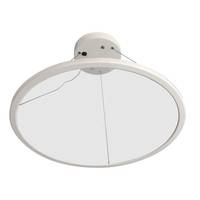 Weiße runde, an der Decke montierte Leuchte mit einem beschädigten Diffusorpanel.