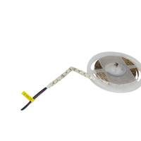 Rolle mit weißem LED-Streifenlicht mit selbstklebender Rückseite und angebrachtem Stromkabel auf weißem Hintergrund.