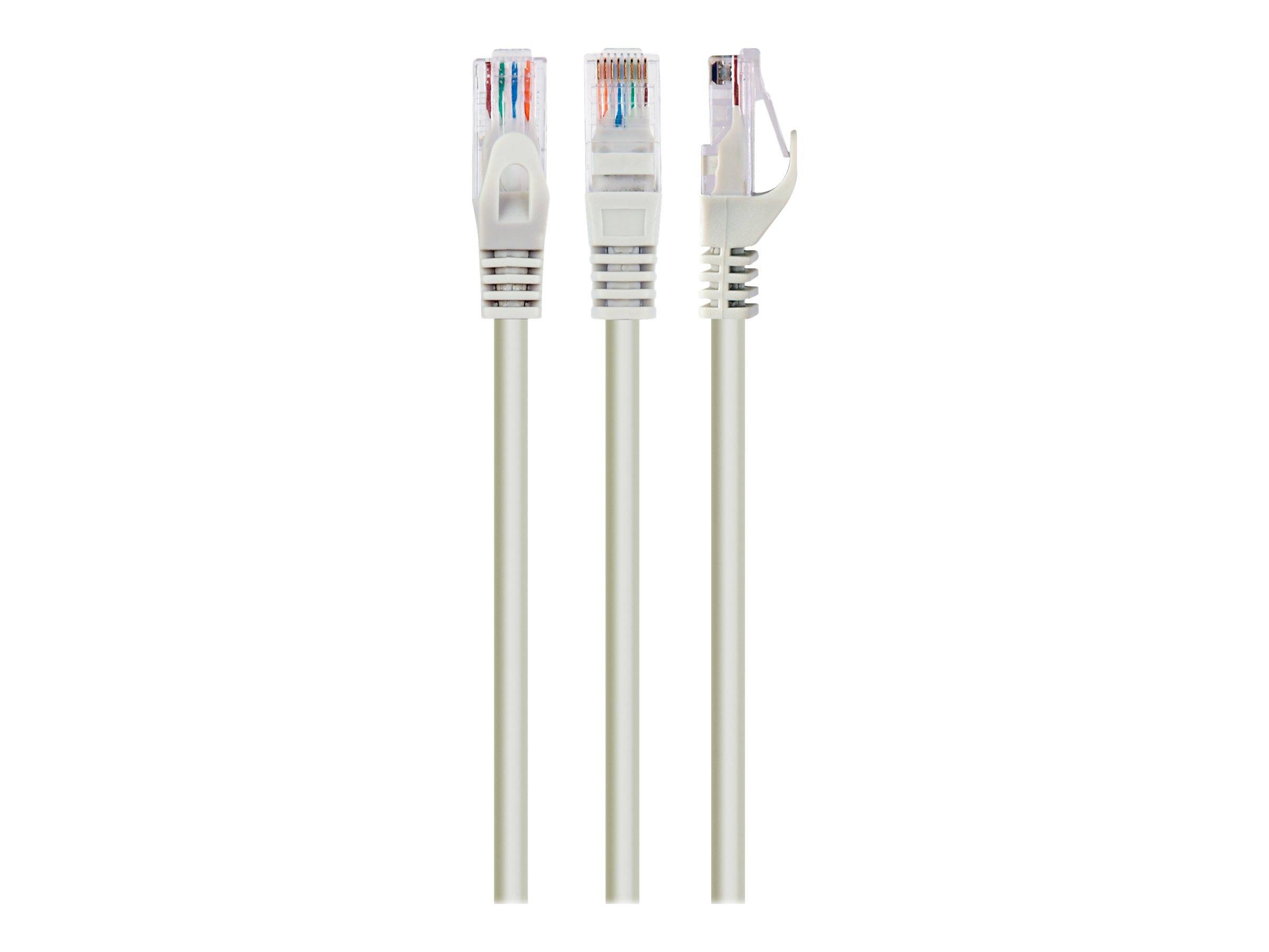 Drei Ethernet-Netzwerkkabel mit RJ45-Steckern auf weißem Hintergrund dargestellt.