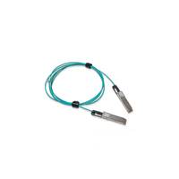 Zwei türkisfarbene Lichtwellenleiterstecker verbunden durch ein spiralförmiges Kabel auf weißem Hintergrund.