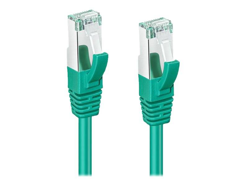Zwei grüne Ethernet-Kabel mit Metallsteckern, nebeneinander liegend, für Hochgeschwindigkeits-Netzwerkverbindungen verwendet.
