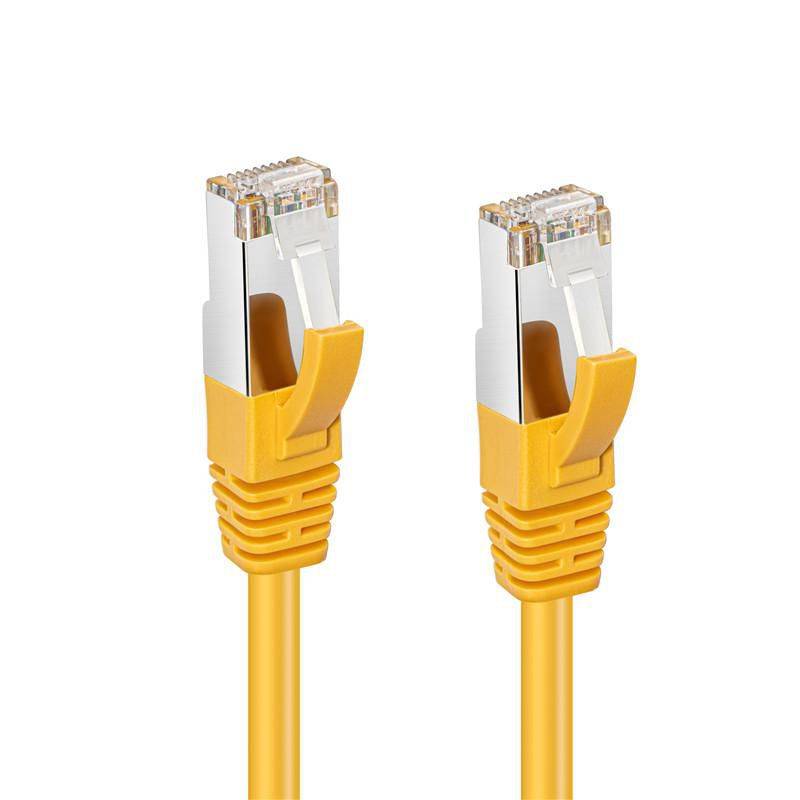 Zwei gelbe Ethernet-Kabelstecker mit transparenten Laschen, nebeneinander auf weißem Hintergrund dargestellt.
