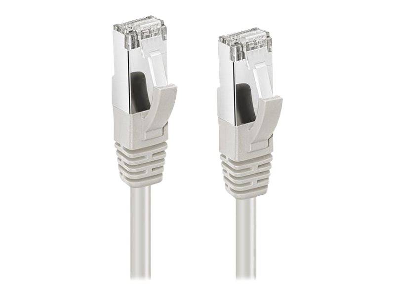 Zwei Ethernet-Kabel mit silbernen Steckern werden von vorne gezeigt, wobei die Details des Steckers betont werden.