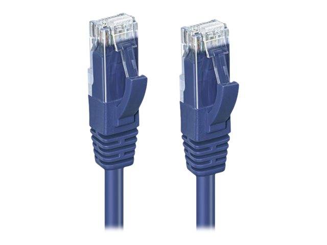 Zwei blaue Ethernet-Kabel mit Steckern blicken sich auf einem weißen Hintergrund gegenüber.