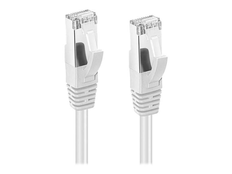 Zwei weiße Ethernet-Kabelstecker auf einem weißen Hintergrund, nebeneinander positioniert mit sichtbaren Clipmechanismen, verwendet für Netzwerkverbindungen.