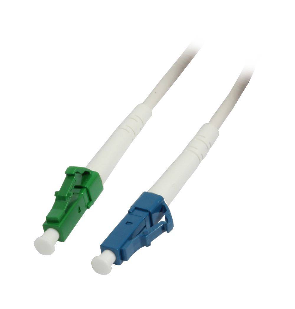 Zwei Glasfaserstecker, grün und blau, an weißen Kabeln auf einem einfachen Hintergrund befestigt.