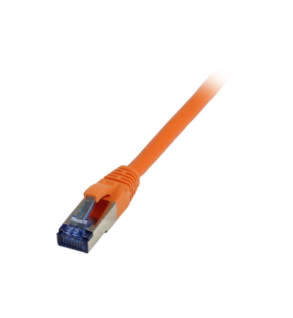 Oranges Ethernet-Kabel mit transparentem RJ45-Stecker, gezeigt auf weißem Hintergrund.
