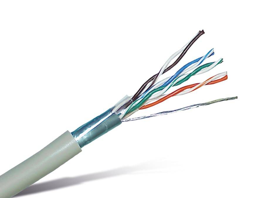 Abisoliertes Ethernet-Kabel mit freiliegenden verdrillten farbigen Drahtpaaren aus der grauen Außenschicht