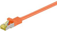 Oranges Ethernet-Kabel mit RJ45-Steckverbinder am Ende