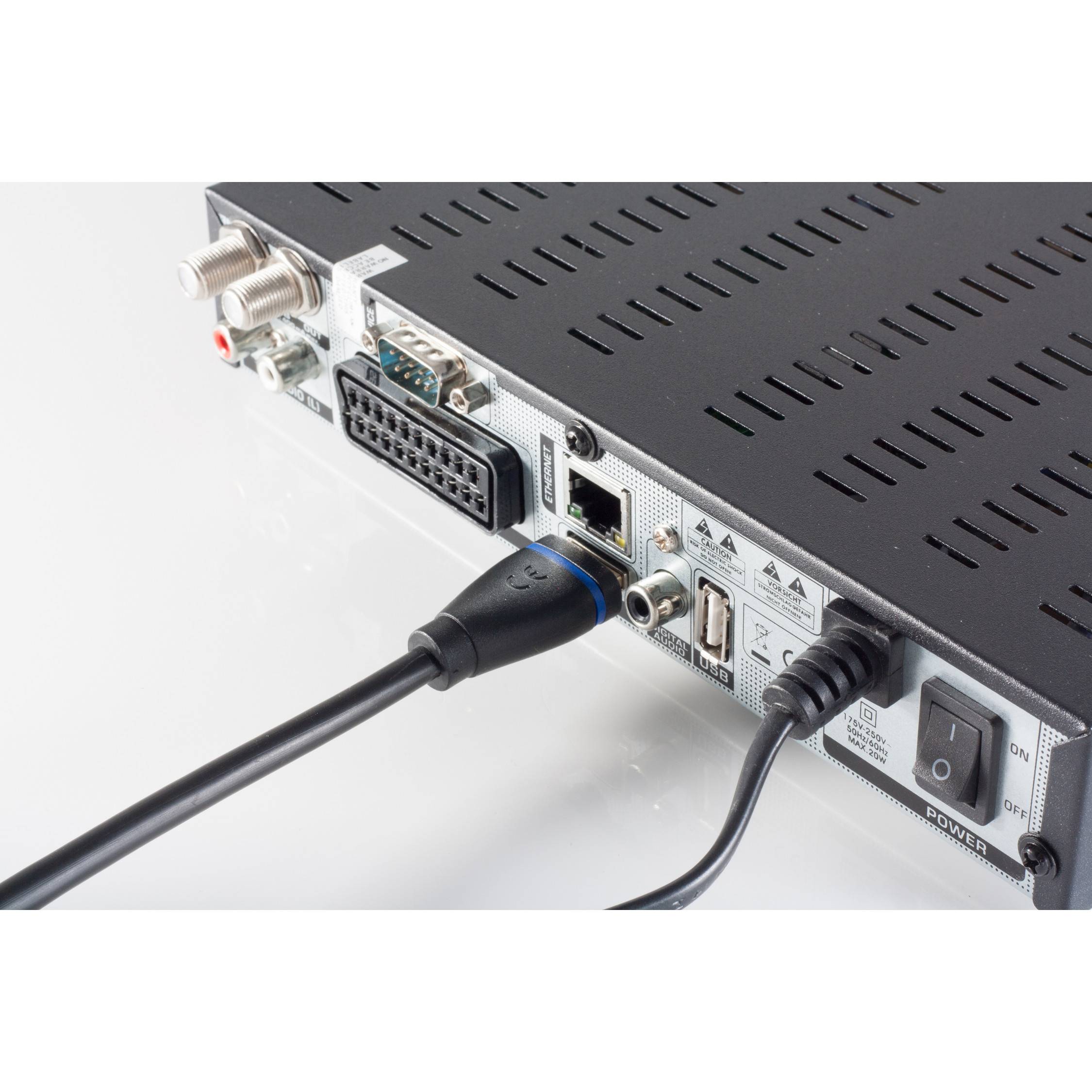 Rückseite eines elektronischen Geräts mit mehreren Anschlüssen und verbundenen Kabeln, einschließlich eines VGA-ähnlichen Anschlusses, Ethernet-Kabel, Koaxial-Eingängen und einem Stromschalter.