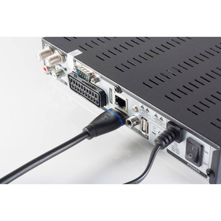 Rückseite eines elektronischen Geräts mit mehreren Anschlüssen und verbundenen Kabeln, einschließlich HDMI, Ethernet und Netzschalter.