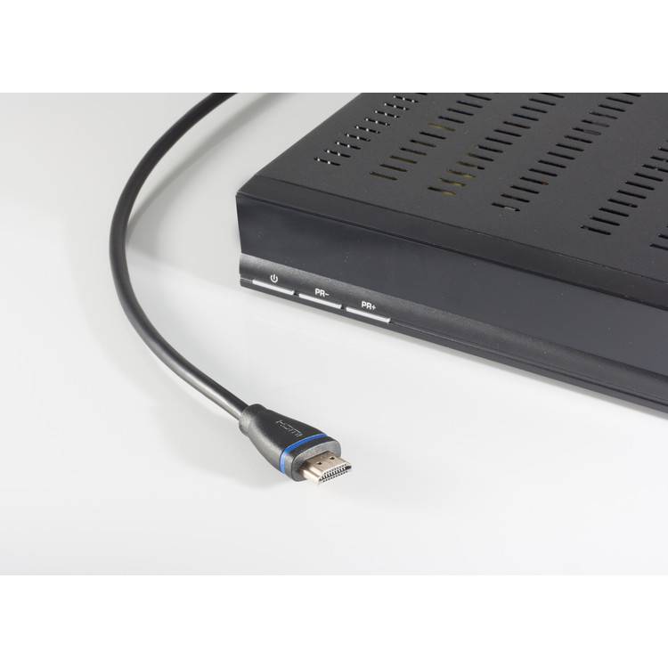 Schwarzes HDMI-Kabel mit Stecker neben einem schwarzen elektronischen Gerät auf einer weißen Oberfläche.