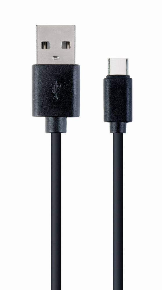 Schwarzes USB-A auf USB-C Ladekabel mit einem Standard-USB-A-Stecker auf der einen Seite und einem USB-C-Anschluss auf der anderen Seite.