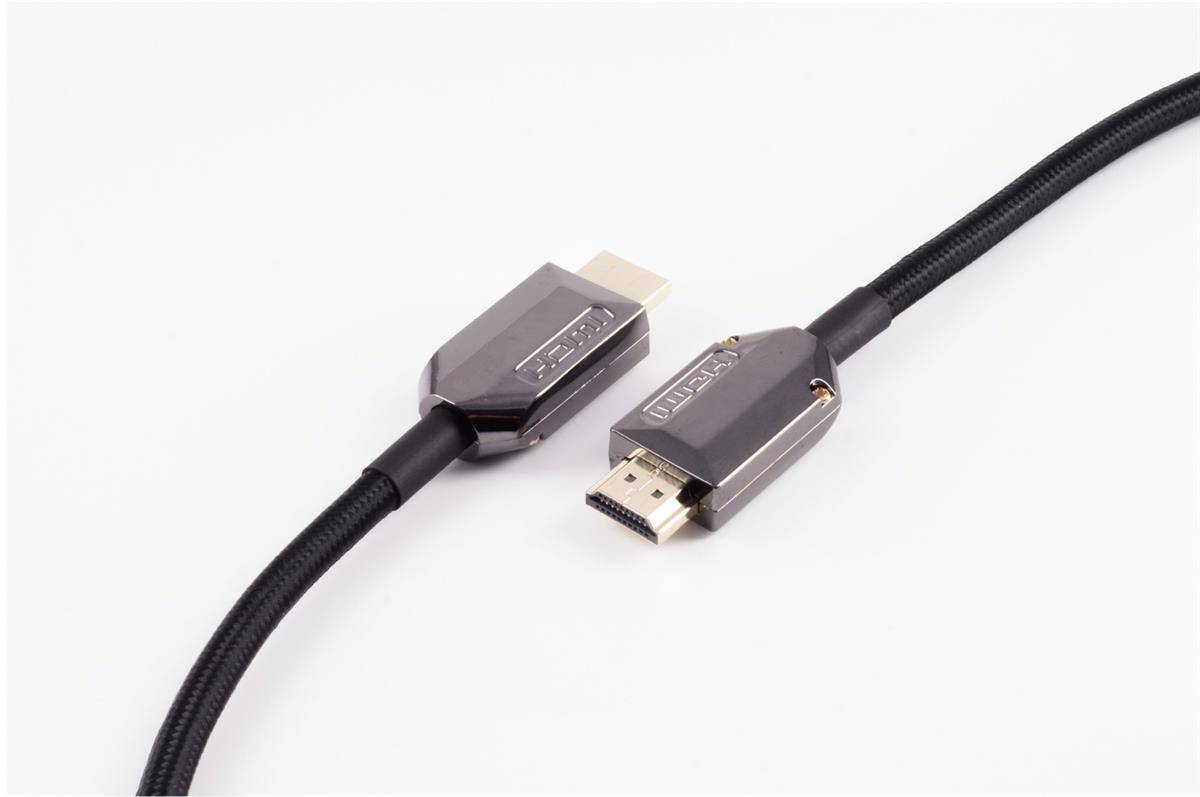 Nahaufnahme eines schwarzen HDMI-Kabels mit zwei Metallsteckern auf weißem Hintergrund.
