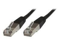 Ein schwarzes Ethernet-Kabel mit metallischen geschirmten Anschlüssen an beiden Enden, verwendet für Netzwerkverbindungen.