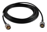 Aufgewickeltes schwarzes Kabel mit Metallsteckern an beiden Enden, dargestellt auf weißem Hintergrund.