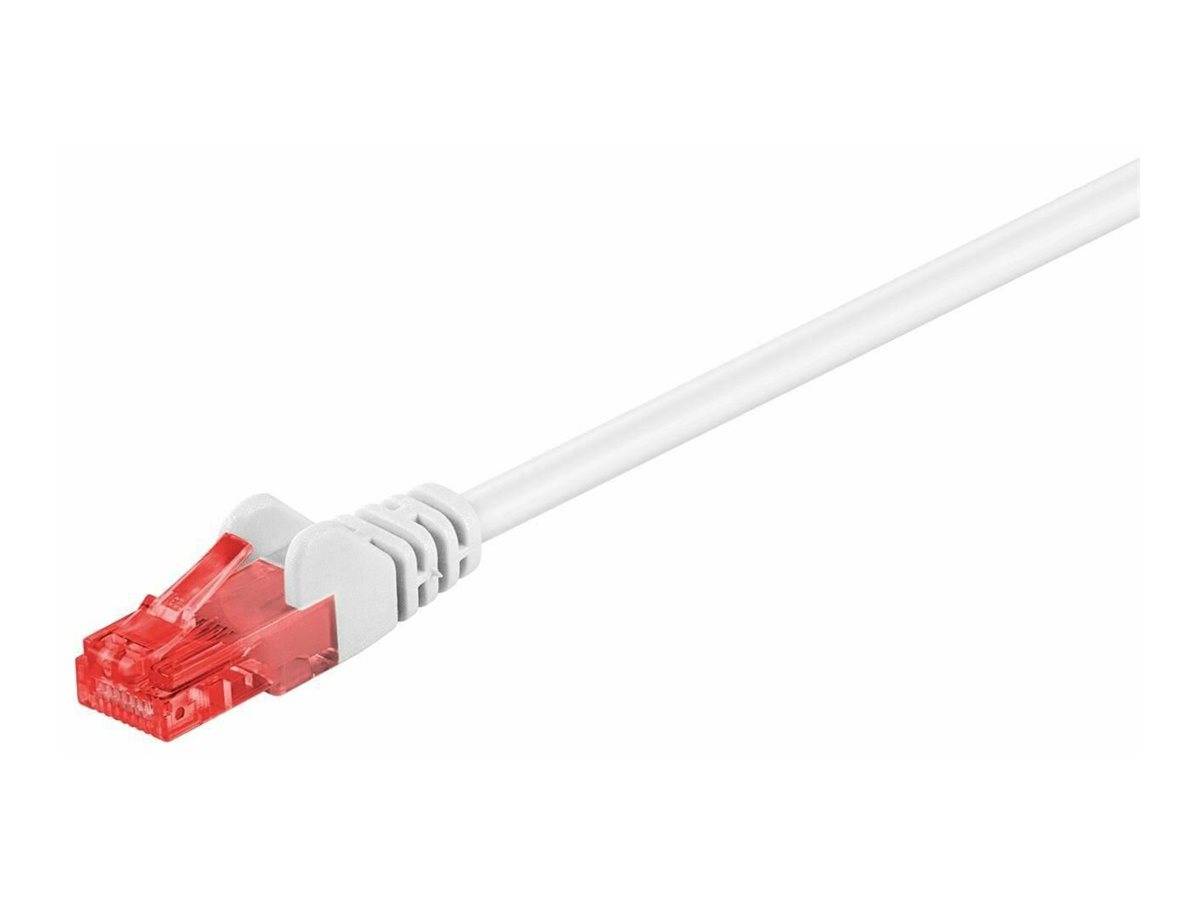 Rotes Ethernet-Kabel mit einem durchsichtigen roten RJ45-Stecker auf weißem Hintergrund