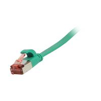 Nahaufnahme eines grünen Ethernet-Kabels mit RJ45-Stecker auf weißem Hintergrund.