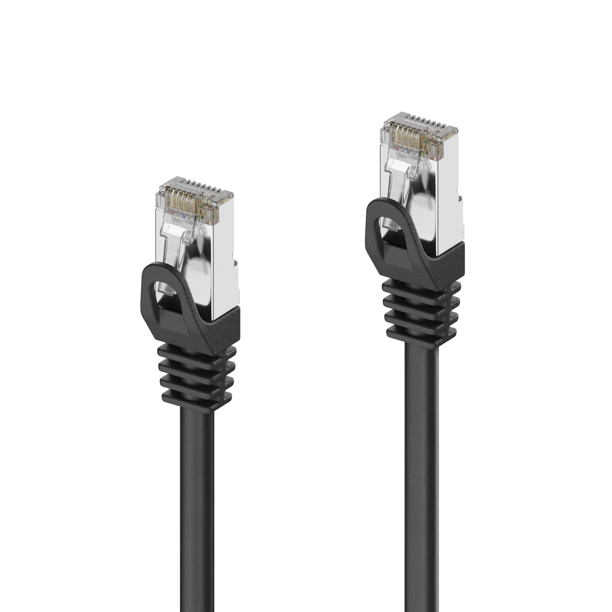 Zwei schwarze Ethernet-Kabel mit RJ45-Steckverbindern auf weißem Hintergrund.