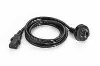 Schwarzes Stromverlängerungskabel, das auf weißem Hintergrund aufgewickelt ist, mit einem Stecker auf der einen Seite und einer Steckdose auf der anderen Seite.