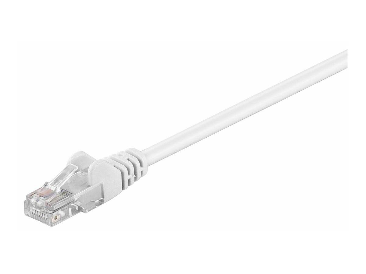 Weißes Ethernet-Netzwerkkabel mit RJ45-Stecker auf weißem Hintergrund.