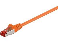 Ein orangefarbenes Ethernet-Kabel mit einem transparenten, Kunststoff-Stecker, der für Internetverbindungen verwendet wird.