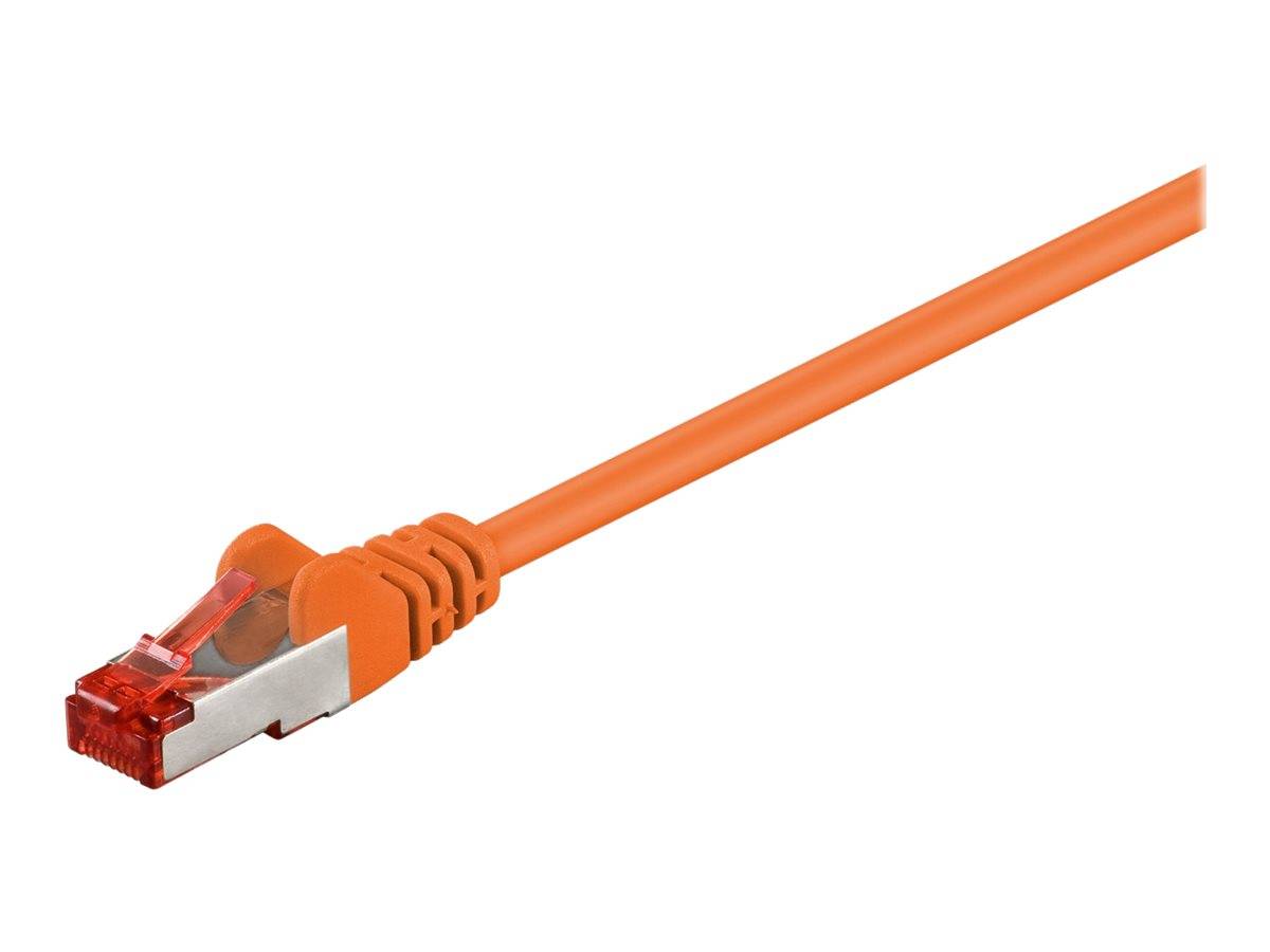 Ein orangefarbenes Ethernet-Kabel mit einem transparenten Stecker, das für Netzwerkverbindungen verwendet wird, isoliert auf einem weißen Hintergrund.