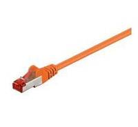 Ein orangefarbenes Ethernet-Kabel mit einer roten Spitze und einem Metallstecker, das für Netzwerkverbindungen verwendet wird.