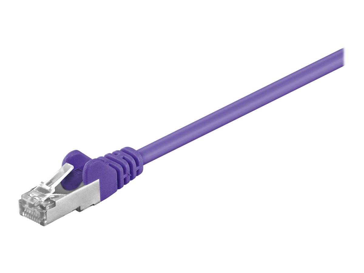 Ein lila Ethernet-Kabel vor einem weißen Hintergrund, wobei das Anschlussende zu sehen ist.