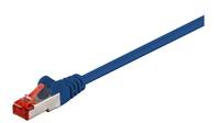 Ein blau Ethernetkabel mit einem Anschluss an einem Ende, das üblicherweise verwendet wird, um Computer und andere Geräte mit einem Netzwerk zu verbinden.