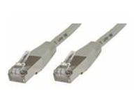 Zwei Ethernet-Steckverbinder, wahrscheinlich RJ45-Stecker, nebeneinander auf weißem Hintergrund dargestellt.
