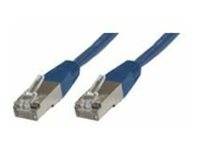 Zwei blaue Ethernet-Kabel mit silbernen RJ45-Steckern auf weißem Hintergrund.