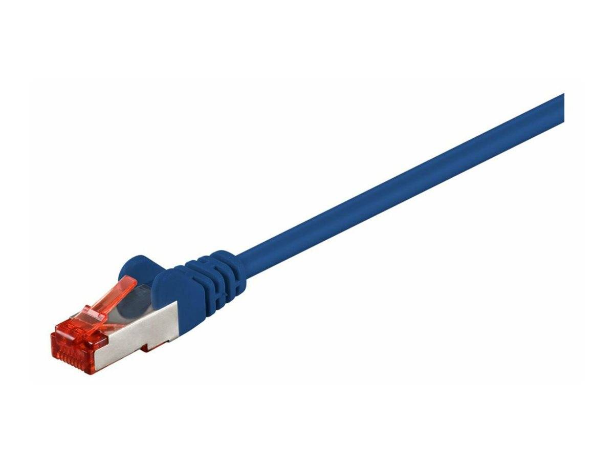 Blaues Ethernet-Kabel mit RJ45-Stecker auf weißem Hintergrund