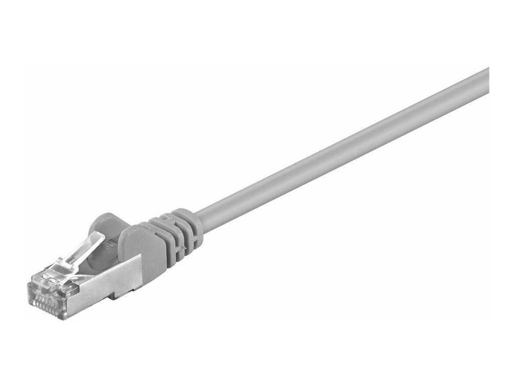 Graues Ethernet-Netzwerkkabel mit RJ45-Stecker auf weißem Hintergrund