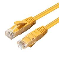 Gelbes Ethernet-Kabel mit zwei RJ45-Steckern, das für Netzwerkverbindungen verwendet wird.