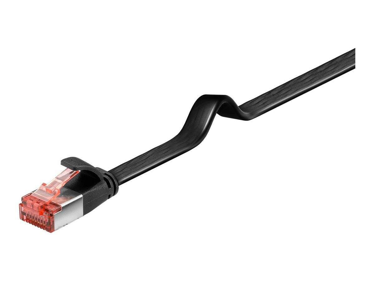 Nahaufnahme eines schwarzen Ethernet-Kabels mit einem RJ45-Stecker auf weißem Hintergrund.
