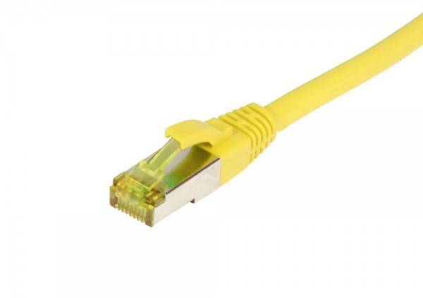 Gelbes Ethernet-Kabel mit RJ45-Stecker auf weißem Hintergrund.
