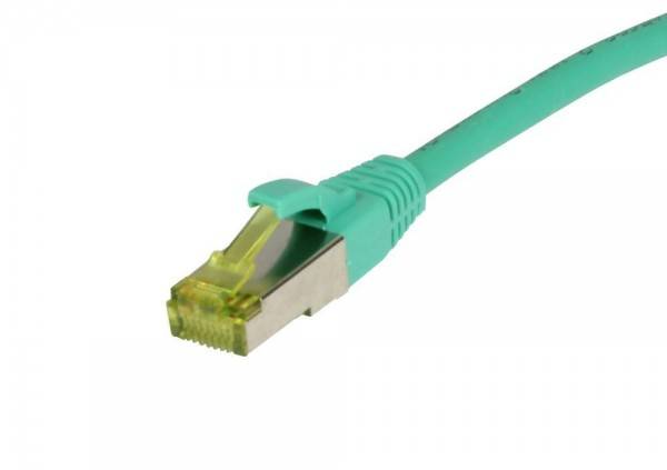 Nahaufnahme eines grünen Ethernet-Netzwerkkabels mit einem RJ45-Stecker auf weißem Hintergrund.