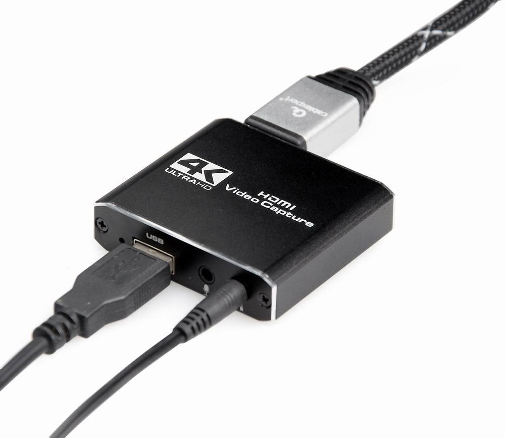 USB- und HDMI-Capture-Adapter-Box mit angeschlossenen Kabeln auf weißem Hintergrund
