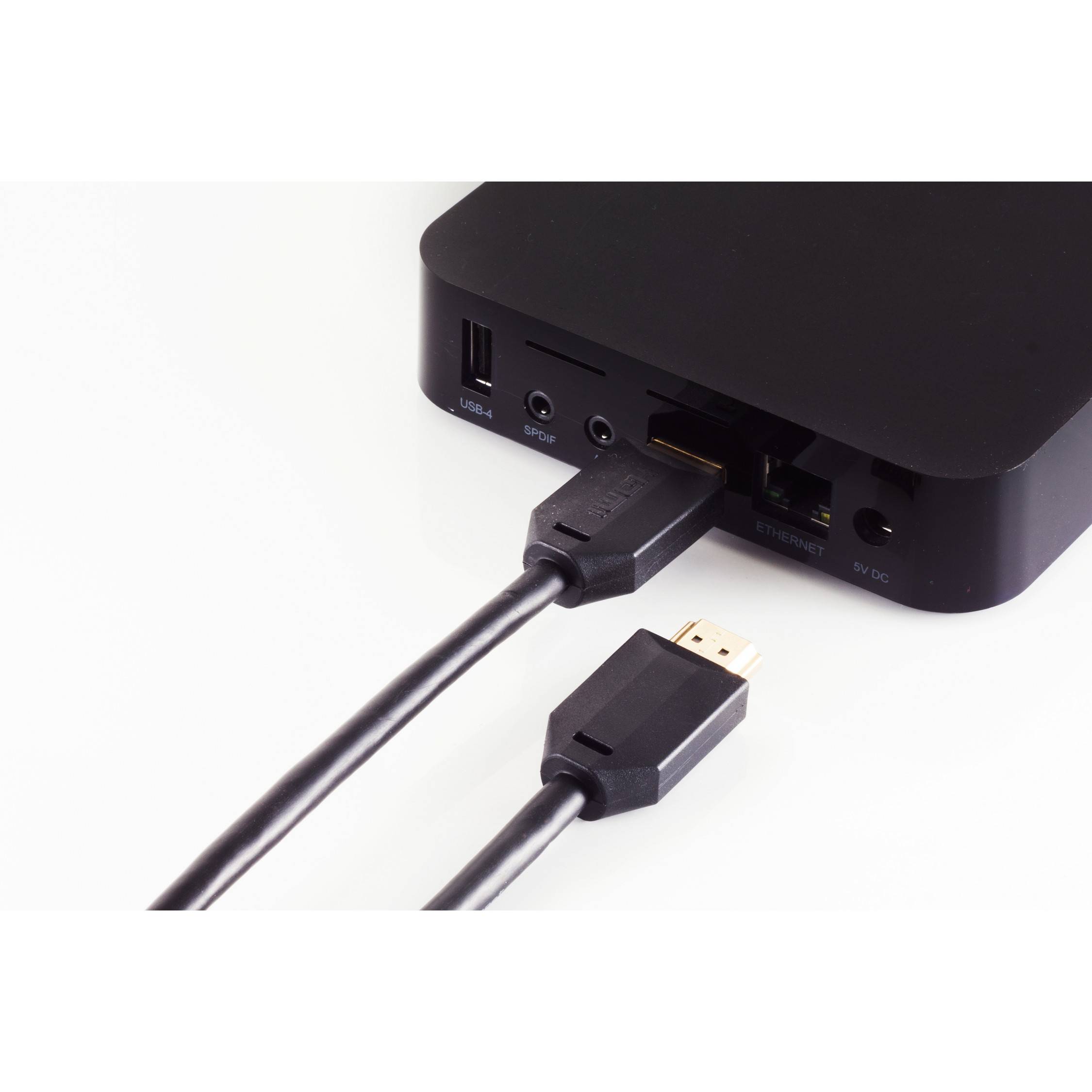 Nahaufnahme der hinteren Anschlüsse eines schwarzen Mediengeräts mit einem eingesteckten HDMI-Kabel und einem weiteren HDMI-Stecker in der Nähe, zeigt die Verbindungskonfiguration.