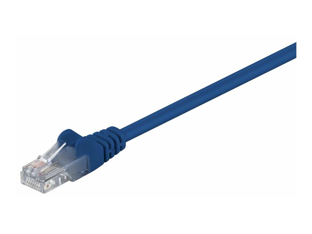 Blaues Ethernet-Kabel mit RJ45-Stecker auf weißem Hintergrund.