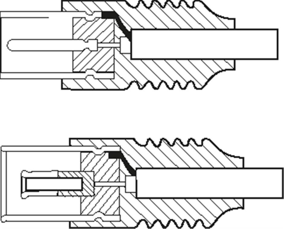 Zwei Querschnittstechnische Diagramme, die eine Gewindeverbindung/ein Verbindungsstück mit eingefügtem Innenrohr zeigen, die zwei verschiedene innere Konfigurationen veranschaulichen.