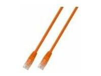 Zwei orange Ethernet-Netzwerkkabel mit RJ45-Steckern auf weißem Hintergrund.